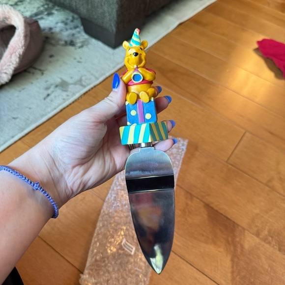 Winnie the Pooh Colorful Bear-Themed Kids Cake Server - Picture 3 of 4